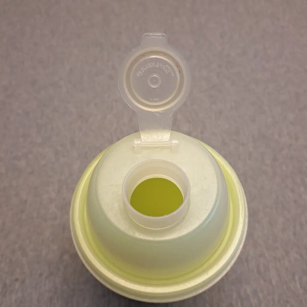 TUPPERWARE QUICK SHAKE CONTAINER YELLOW 844-15 CLASSIC WHITE LID 564-4 VINTAGE